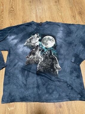 The mountain wolf howling at the moon, long sleeve shirt